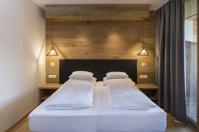 غرفة ديلوكس بسرير مزدوج بشرفة مع أريكة، Falkensteiner Hotel Cristallo Katschberg 2/3