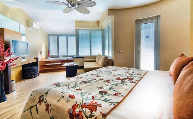 غرفة مفردة بإطلالة على البحر، Limak Lara De Luxe Hotel and Resort 2/2