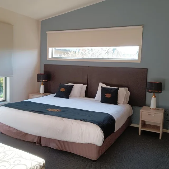 1 Bedroom, Suite, King Bed, Quality Hotel Point Cook 1/8