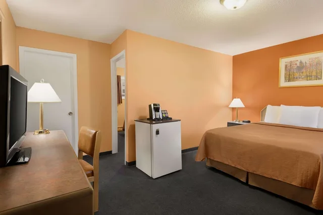 Suite, Queen Bed, Kitchenette, Travelodge by Wyndham Quesnel 1/1