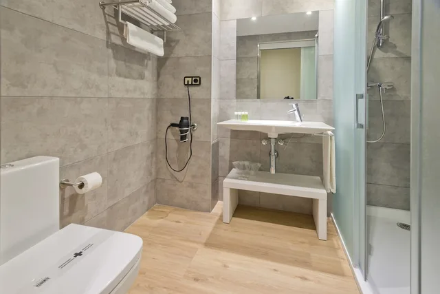 غرفة رباعية، Hotel Num 5/5