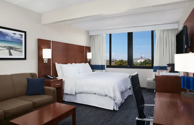 غرفة بسرير كينج مع أريكة لذوي الإعاقة، FOUR POINTS BY SHERATON FORT LAUDERDALE AIRPORT/CRUISE PORT 1/2