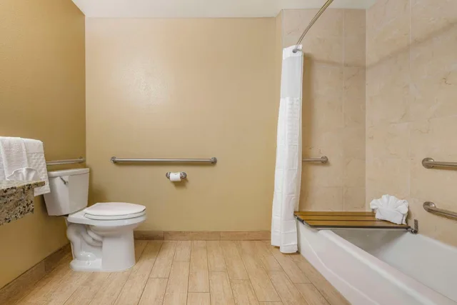 غرفة بسرير كينج مع أريكة لذوي الإعاقة، Best Western Plus Oceanside Palms 5/5