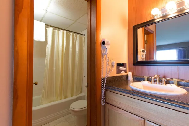 غرفة بسرير مزدوج، Half Moon Motel And Cottages 5/5