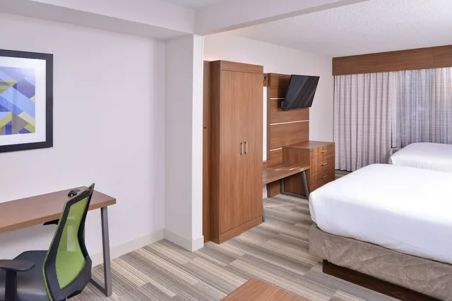 جناح بسريرين كوين مع أريكة، Holiday Inn Express Hotel and Suites Indianapolis Downtown Convention Center Area 3/8