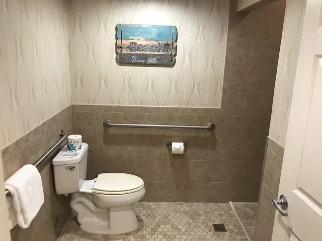 غرفة بسرير كوين بإطلالة على المسبح لذوي الإعاقة، Sun Viking Lodge 1/2