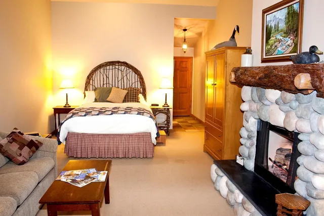 Cabin, Queen Bed, River Front, Accessible، Weasku Inn 1/1