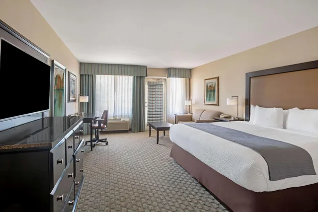 جناح ديلوكس بسرير كينج، La Quinta Inn And Suites By Wyndham Paso Robles 1/1