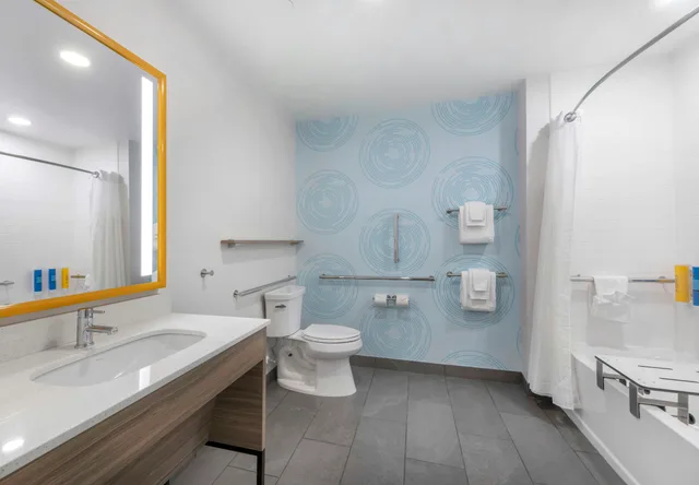 Room, King Bed, Accessible, Tru by Hilton Wilmington Wrightsville Beach 4/6