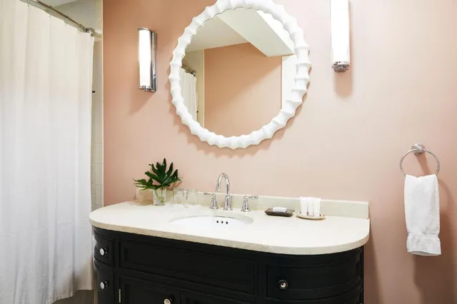 غرفة مريحة بسرير كوين، Petite Auberge 5/8
