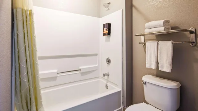 غرفة بسريرين كوين للمدخنين، Bestway Inn 3/3