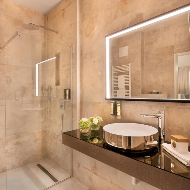 غرفة تنفيذية بسرير مزدوج بإطلالة على الحديقة بشرفة، Hotel Villa Toskana 5/6