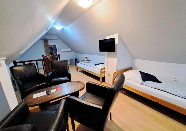 Room, Quadruple, Queen and Twin Beds, Penzion Al Corso 4/9