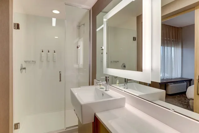غرفة بسرير كينج لذوي الإعاقة، SpringHill Suites by Marriott Cheraw 5/6