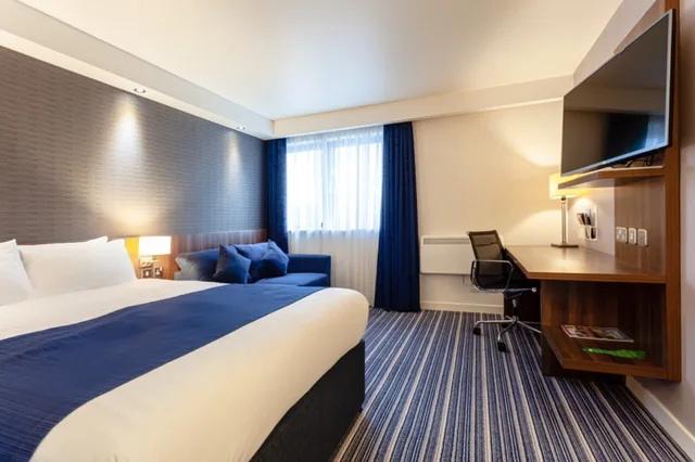 غرفة بسرير مزدوج مع أريكة، Holiday Inn Express Edinburgh Airport Ex Quality Edinburgh Airport 1/7