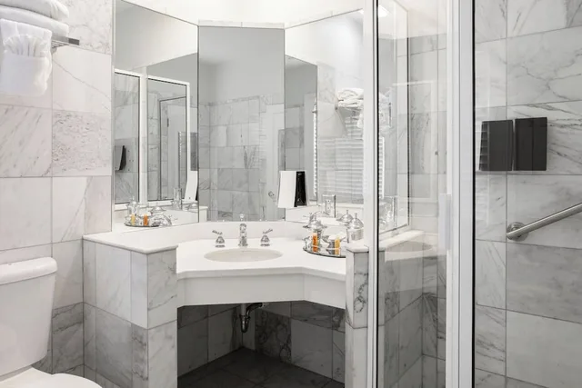 كوخ بسرير كينج، The Gardens Hotel 3/4