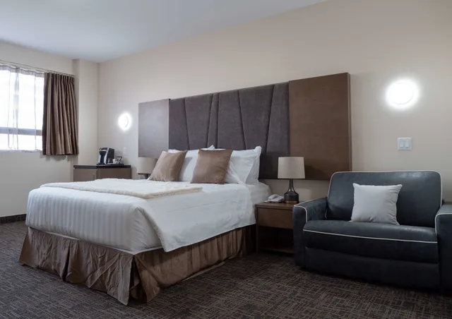 غرفة قياسية بسرير كوين، Hotel Montreal Metropolitan, an Ascend Collection Hotel 2/8