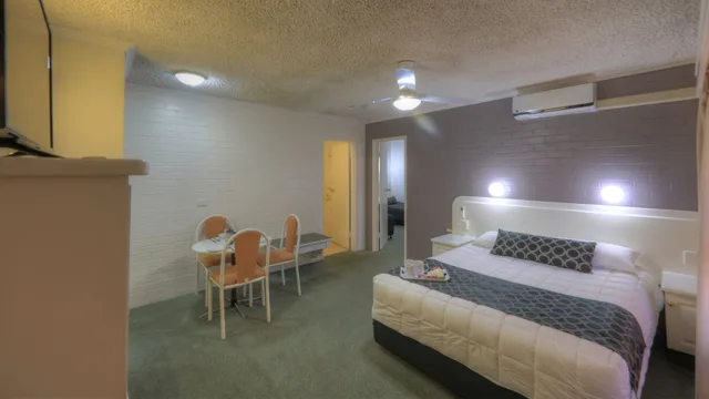 Plus, Family, 1 Queen and 3 Single Beds، COUSINS MOTOR INN 5/7