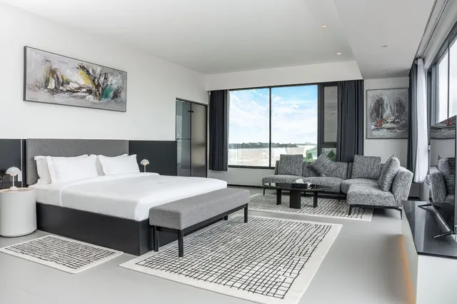 غرفة ديلوكس ركنية بسرير كينج بإطلالة، One Riviera Hotel and Residences 1/6
