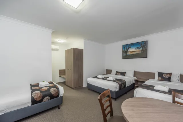غرفة عائلية بسرير كوين وسريرين منفصلين، Takalvan Motel 6/8