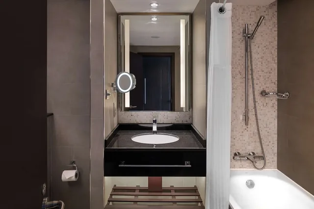 غرفة سوبيريور بسريرين منفصلين بشرفة، Radisson Blu Hotel & Resort Al Ain 7/8