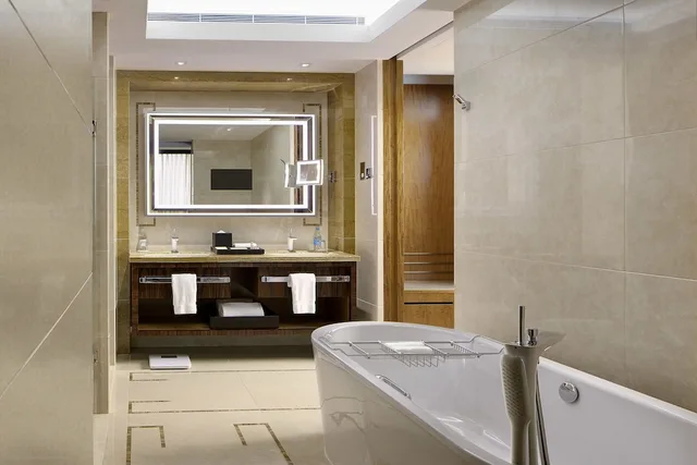 Sky, Deluxe, King Bed، The Royal Garden Tsim Sha Tsui 3/3