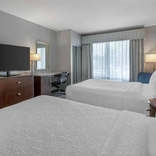 غرفة بسرير كوين يُسمح فيها بالحيوانات الأليفة بحوض استحمام لذوي الإعاقة، Best Western Plus Franklin Square Inn Troy/Albany 3/4