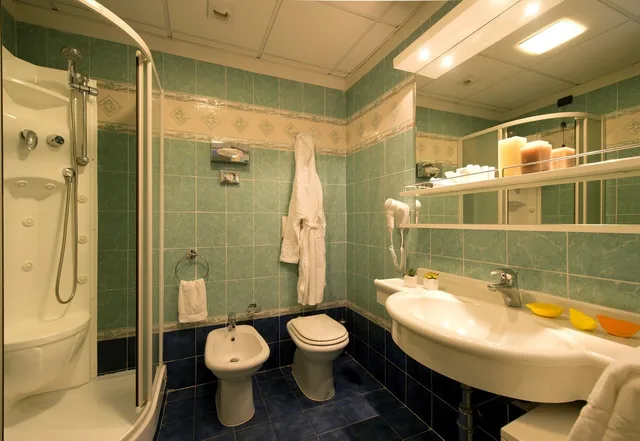 جناح جونيور، Grand Hotel Admiral Palace 2/2