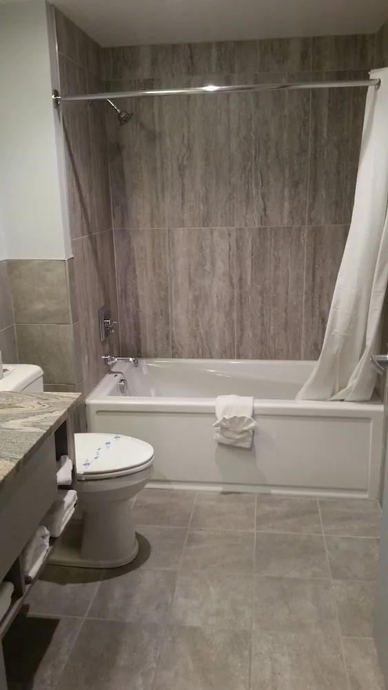 غرفة بريميير بسريرين كوين بمطبخ صغير في الطابق الأرضي، Surfside On The Lake 3/3