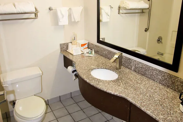 غرفة بسرير كينج، La Quinta Inn & Suites by Wyndham Fayetteville I-95 2/2