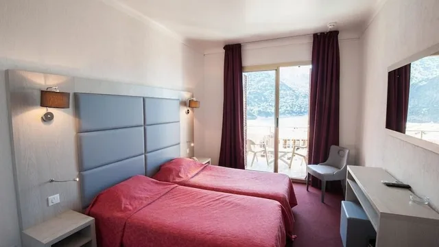 غرفة بانورامية بسريرين منفصلين بإطلالة على البحر بشرفة، Le Kalliste Hotel 3/7