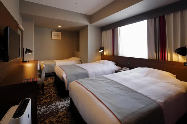 غرفة ثلاثية بسريرين منفصلين مع أريكة، Hotel Monte Hermana Fukuoka 1/1