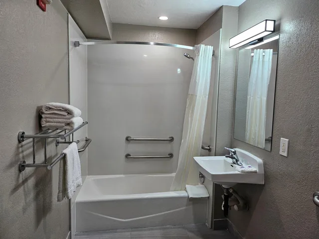 غرفة بسرير كوين، Motel6 Westminster, CA - North 6/6