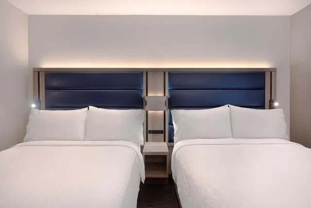 غرفة بسريرين مزدوجين بحوض استحمام لذوي الإعاقة، Holiday Inn Express - New York City Chelsea 4/9