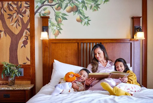 Room, 2 Queen Beds, Partial View, Sofa، Disney Grand Californian 3/4