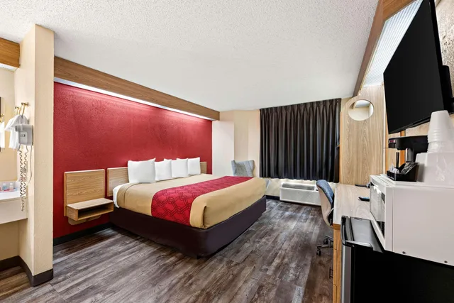Room, King Bed, Smoking, Econo Lodge London North 1/5