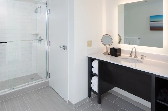 جناح بسرير كينج بغرفة نوم واحدة مع أريكة، CROWNE PLAZA MELBOURNE OCEANFRONT 3/3