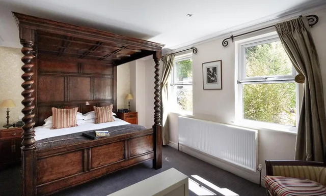 Four Poster, Queen Bed, Garden View، Dorian House 1/2