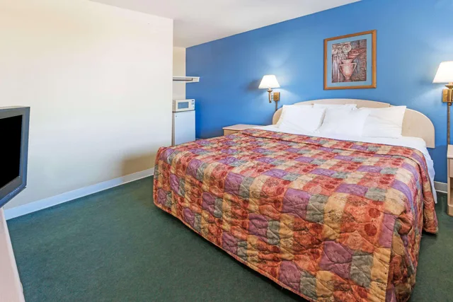 غرفة بسرير كينج، Days Inn by Wyndham Henrietta/Rochester Area 1/1