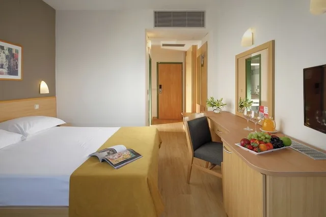 Superior, Twin Beds, Sofa, Balcony, Park Side، Hotel Aurora Plava Laguna 6/10