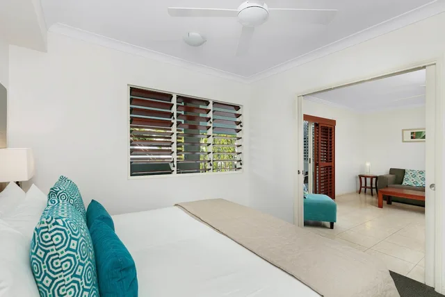 غرفة بسرير كينج وسريرين منفصلين بغرفتي نوم، Mantra Aqueous Port Douglas 1/7