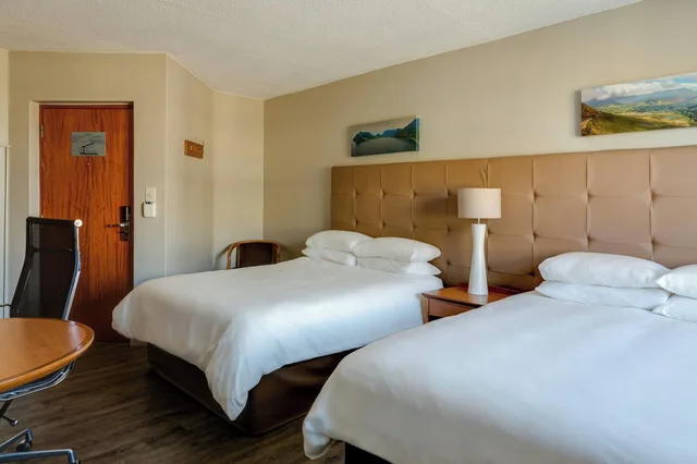 غرفة بسرير مزدوج بإطلالة على الحديقة، Protea Hotel by Marriott Cape Town Tyger Valley 3/6
