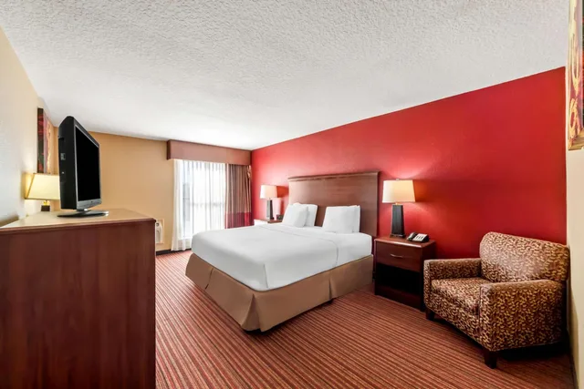 غرفة بسرير كينج لذوي الإعاقة، SureStay Plus by Best Western San Antonio Fiesta Inn 3/5