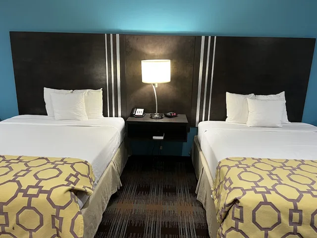 جناح بسريرين كوين بمطبخ صغير، Baymont by Wyndham Bryan College Station 1/9