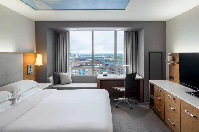 جناح بسرير كينج بغرفة نوم واحدة مع أريكة، Hilton Columbus Downtown 2/3