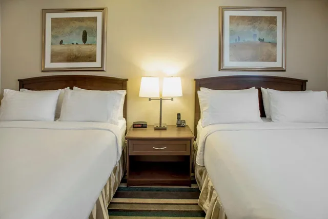 Room, 2 Beds, Holiday Inn Conference Ctr Edmonton South 3/9