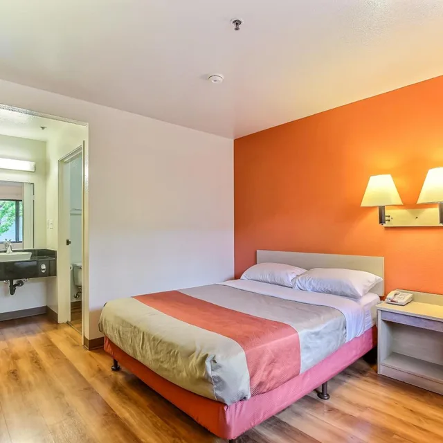 1 Full Bed - ADA/RI Shower، Motel6 Pinole, CA 1/10