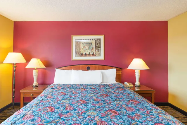 غرفة بسرير كينج، Days Inn By Wyndham Red Bluff 2/2