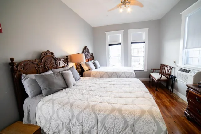 Rustic, Deluxe, 2 Queen Beds, Oak Tree Hotel 2/10