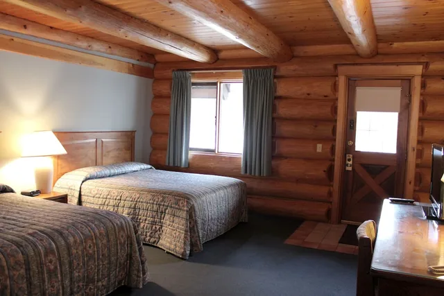 Log, Deluxe, 2 Queen Beds، Nootka Lodge 2/2